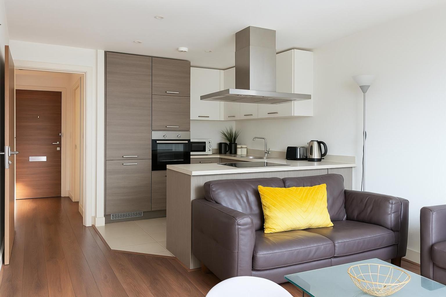 2 Bed Flat With Balcony In Acton Apartment London