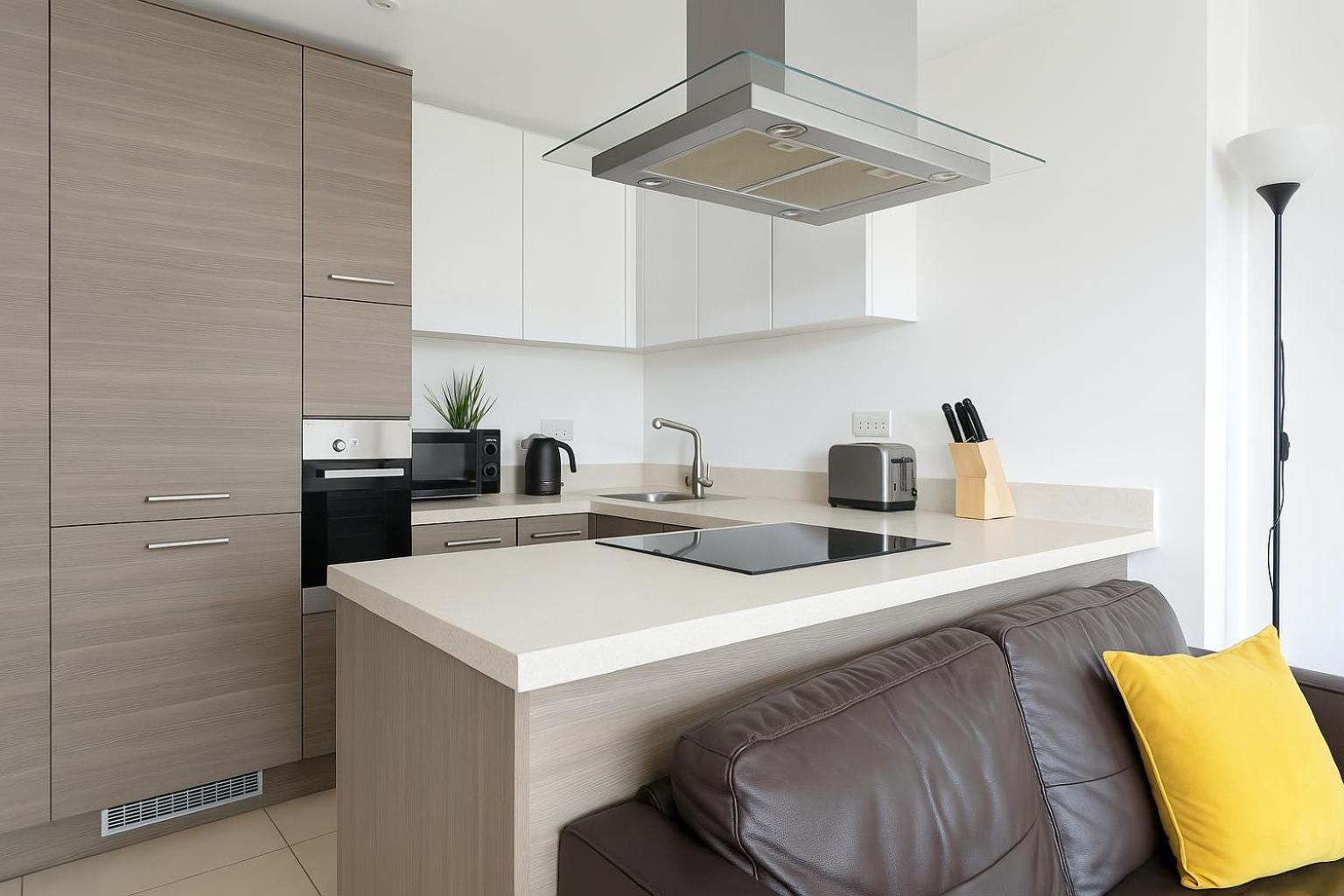2 Bed Flat With Balcony In Acton *